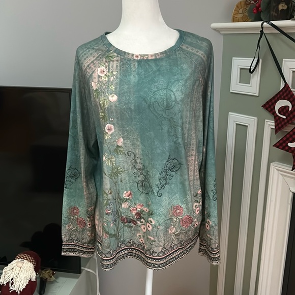 Tops - Beautiful long-sleeve top